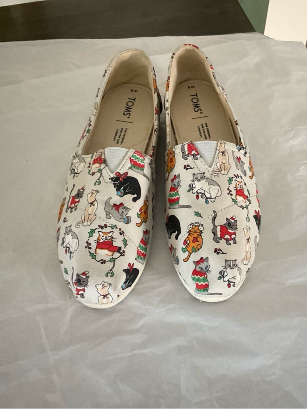 Toms women's Belmont Holiday Cats light gray slip on flat shoes size 8.